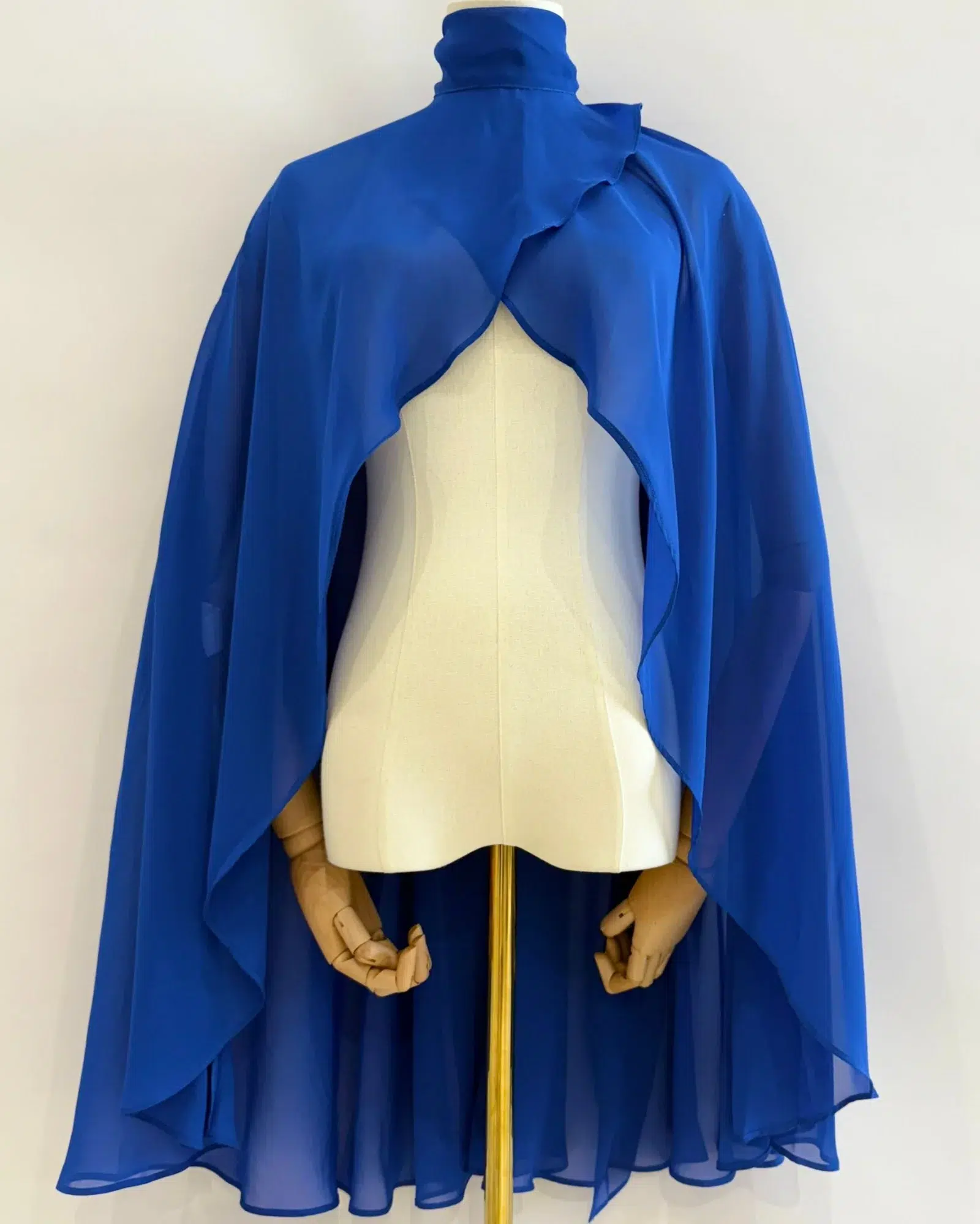 capa de gasa con lazada para invitada en azul eléctrico