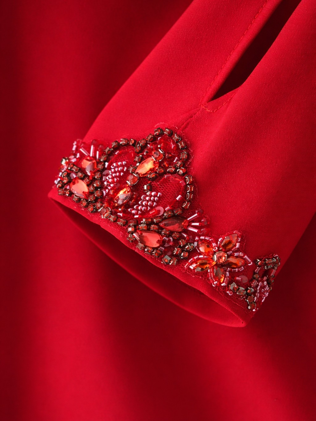vestido largo rojo con pedrería en manga y cuello