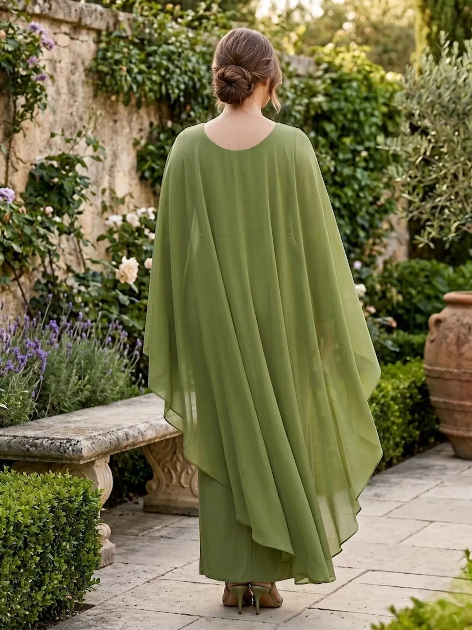 capa elegante para invitada en color verde