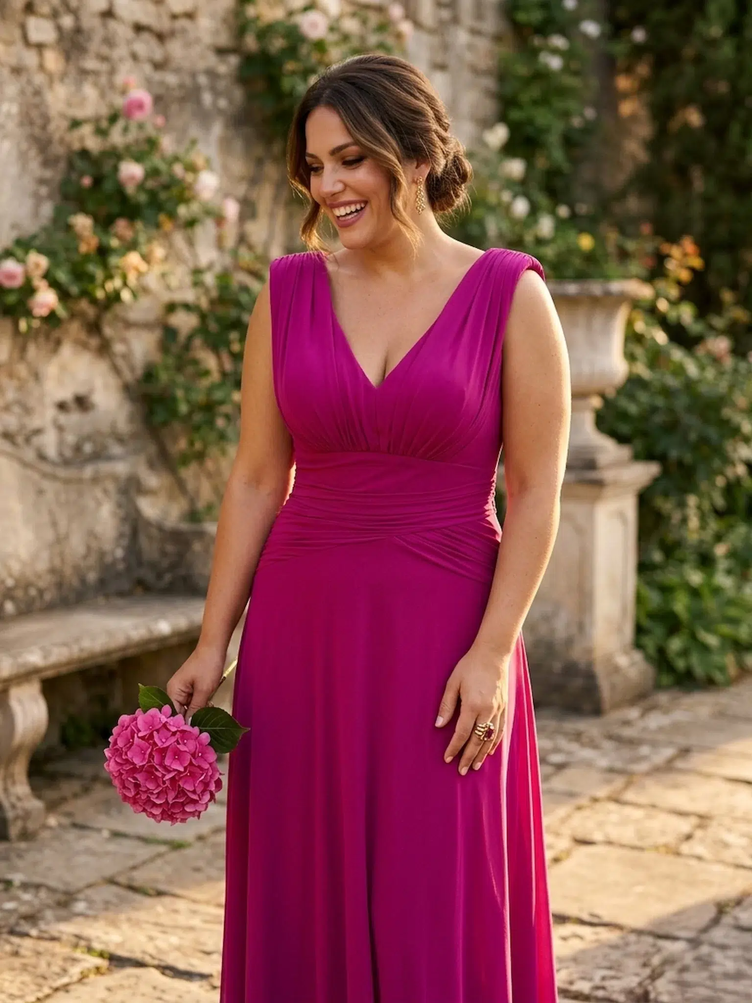 modelo con vestido buganvilla escote en pico tallas midsize, favorecedor y elegante
