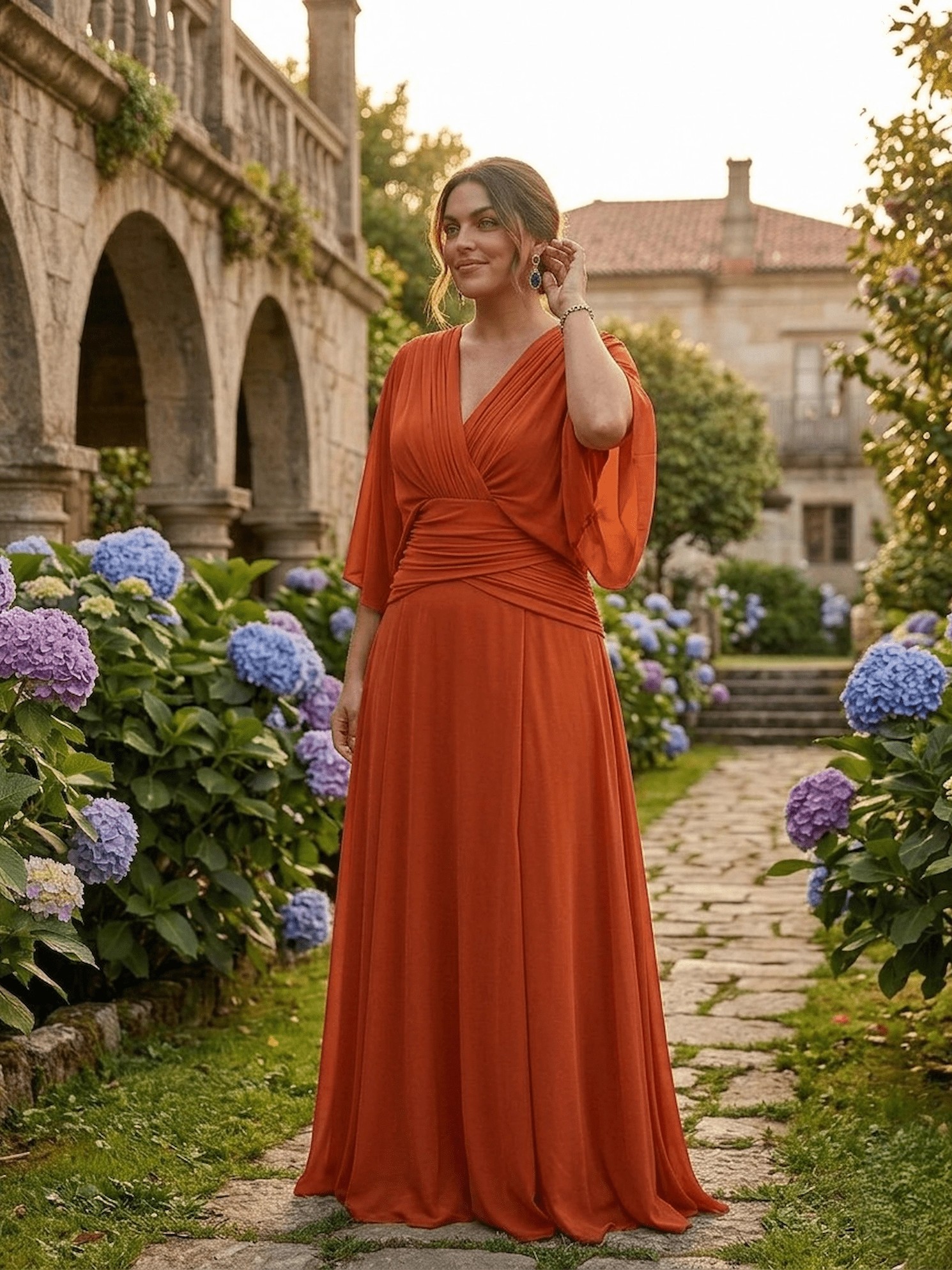 Vestido Sarela largo de invitada color caldera con escote cruzado y cintura drapeada